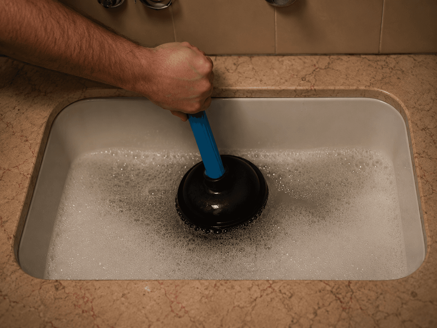 פתיחת סתימה בכיור בעזרת פומפה וציוד מתאים